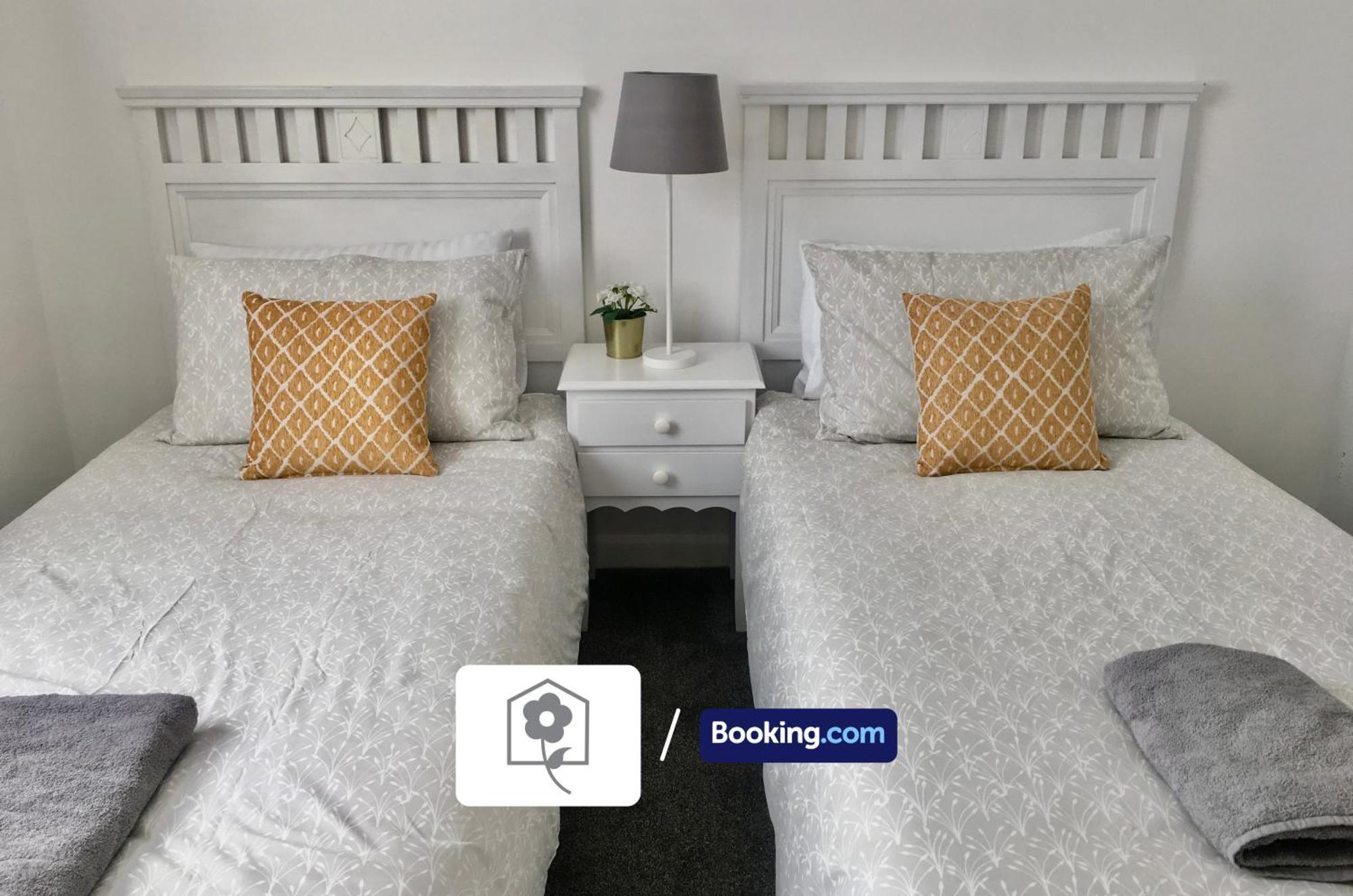Highfield House: Spacious Detached With Free Parking *