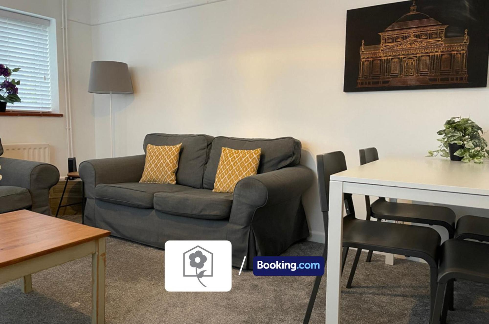 Highfield House: Spacious Detached With Free Parking Holiday home Southampton