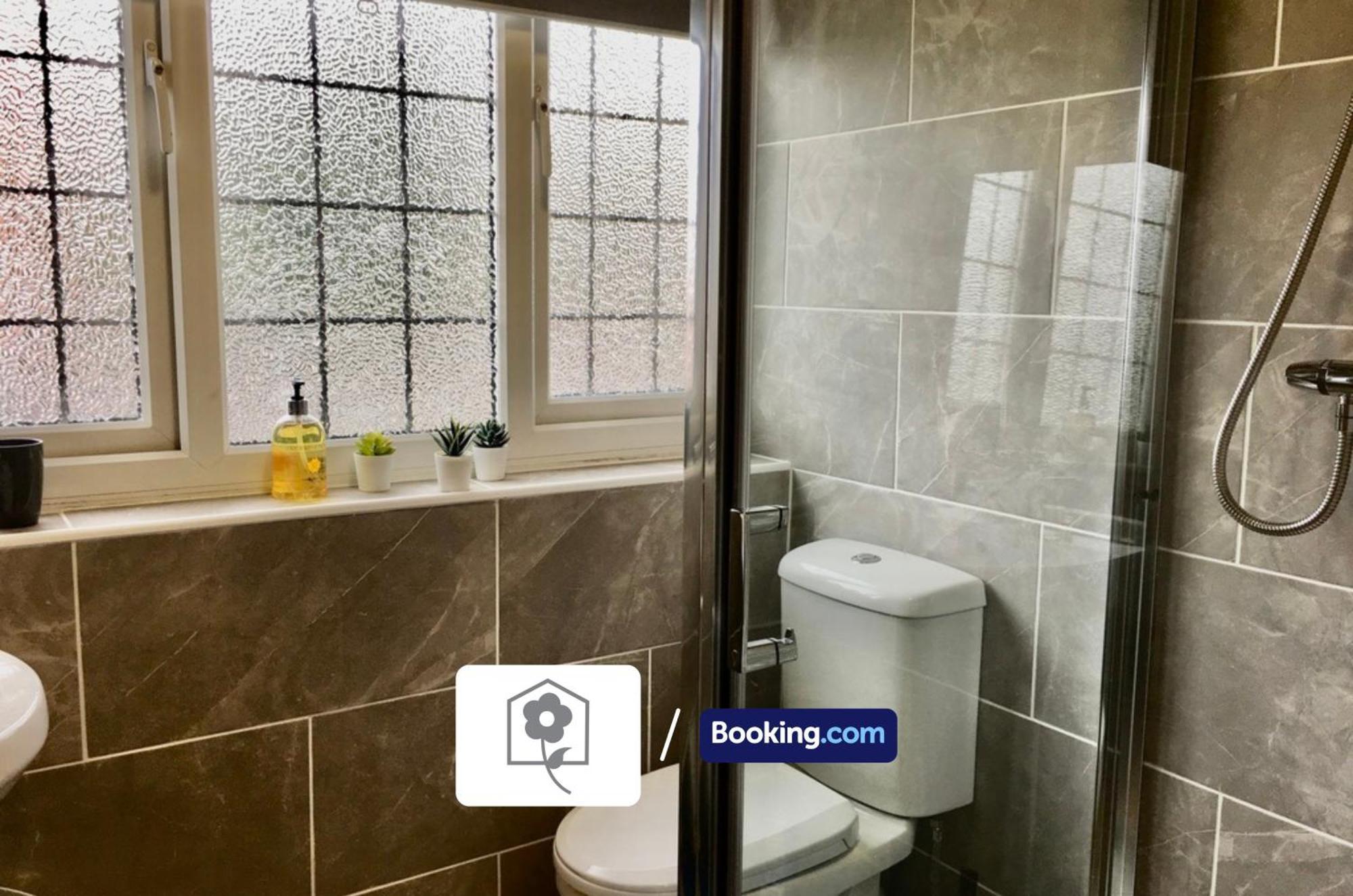 Highfield House: Spacious Detached With Free Parking Holiday home