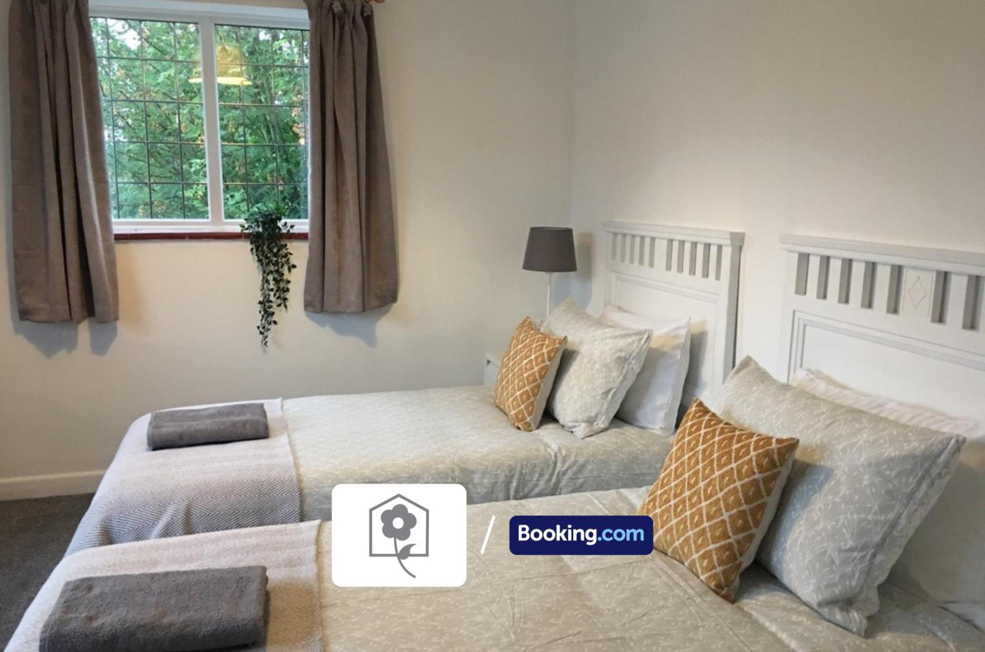 Highfield House: Spacious Detached With Free Parking