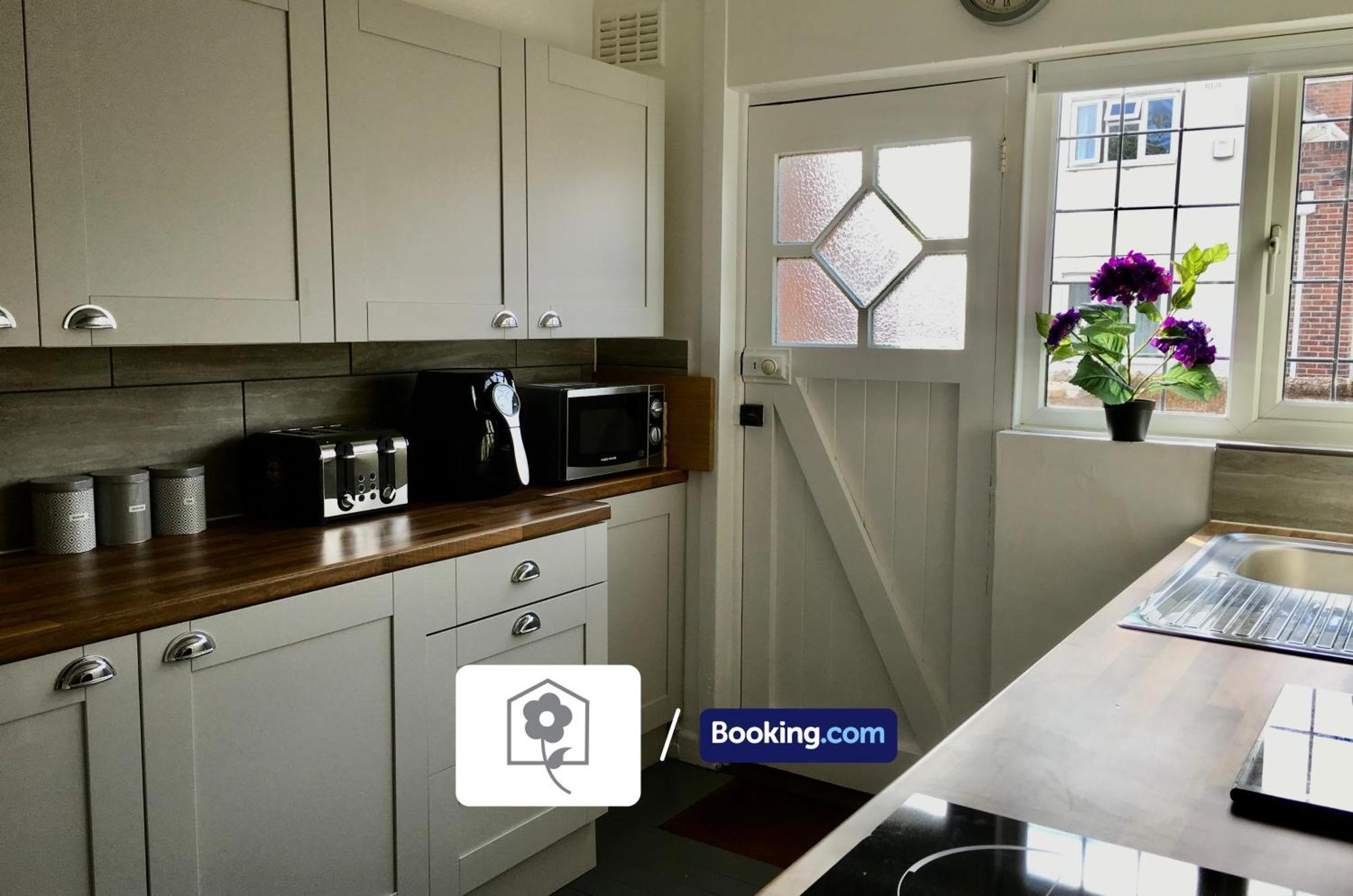 Highfield House: Spacious Detached With Free Parking Holiday home *